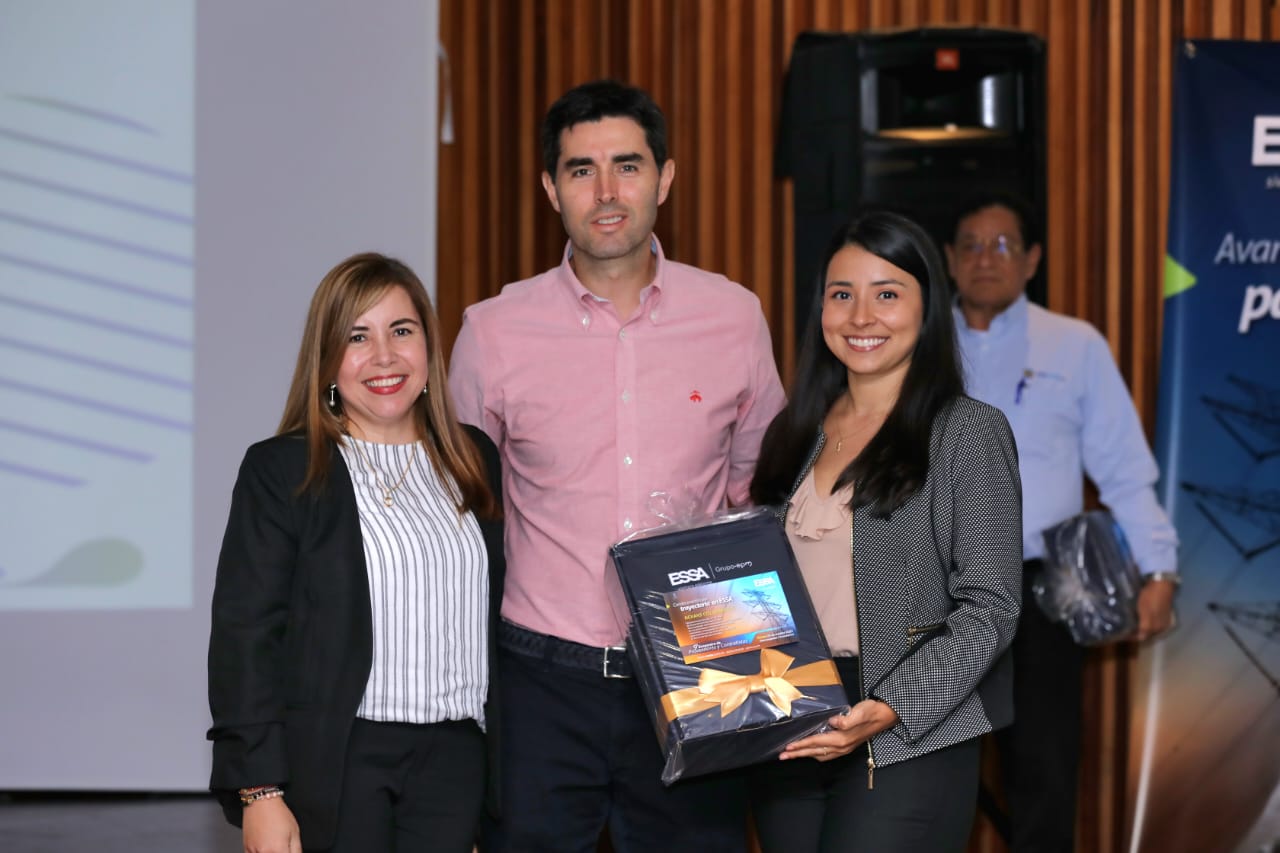 Gerente ESSA y representantes de la empresa Nexans 